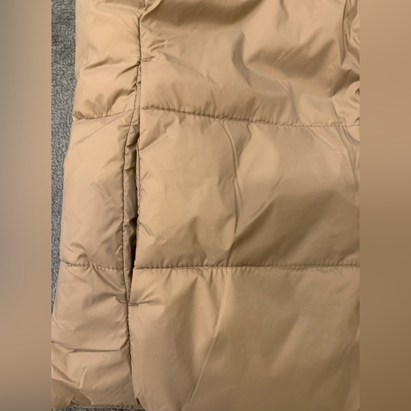 GAP Women's Beige Puffer Vest - Picture 5 of 9